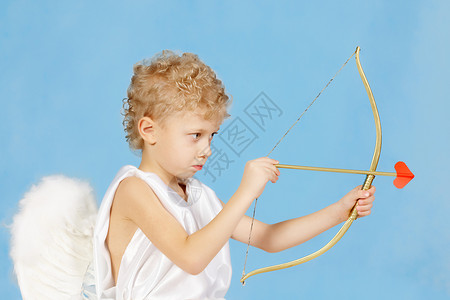 小男孩的肖像用弓箭和弓箭准备让图片