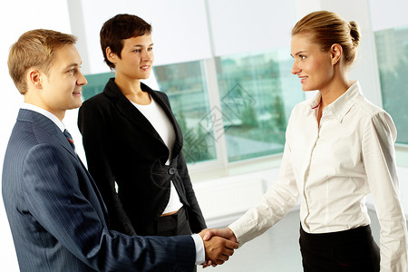 成功商业伙伴在会议上握手的照片成图片