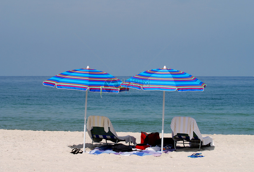沙滩上空荡的沙滩椅图片