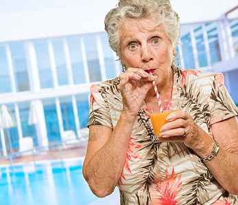 老年妇女饮酒果汁图片