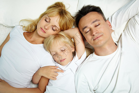 平静家庭睡图片