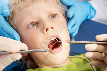小男孩在牙科诊所做口腔检查图片