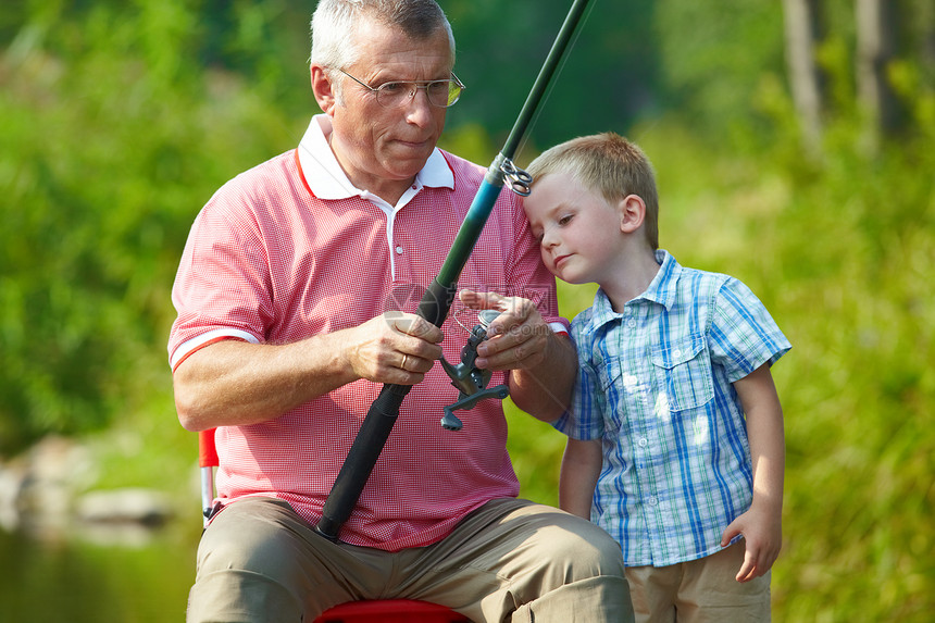 爷和孙子周末钓鱼的照片图片