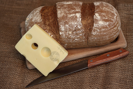 传统黑麦面包和奶酪浅DOF图片