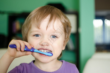 在刷牙期间的小孩图片