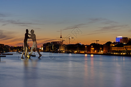 柏林的斯普里河景象与莫勒人和背景图片