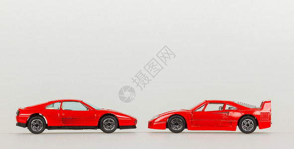 两辆玩具汽车红色运动车文字图片
