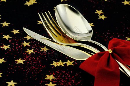 圣诞餐具勺子叉子和刀子堆图片