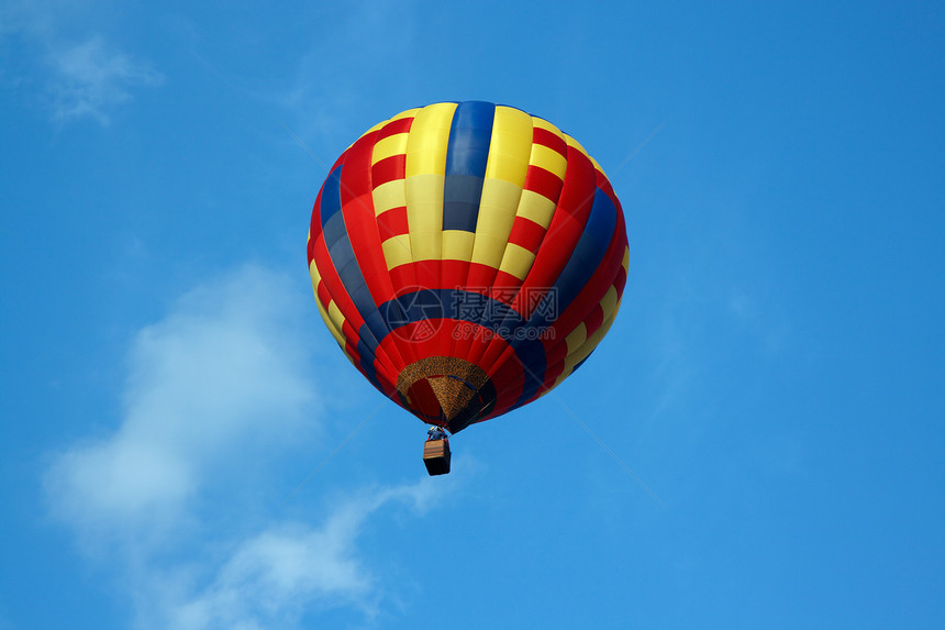 在蓝天的五颜六色的热气球图片
