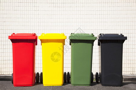 街道上的四种颜色回收站背景图片
