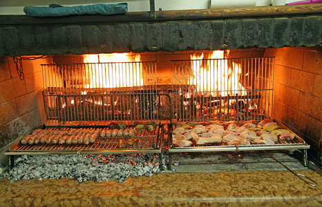壁炉壁炉和烤肉在明火上图片