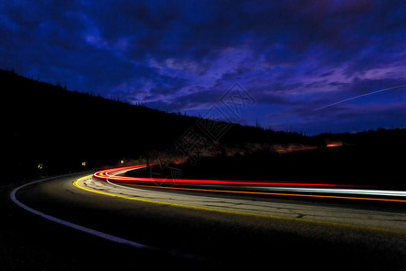 亚利桑那州山区的汽车前灯图片
