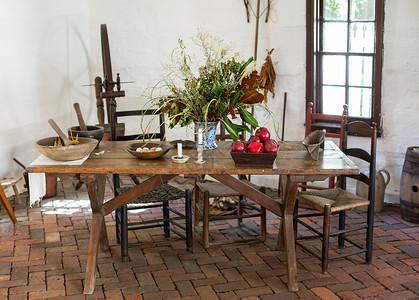 古老的殖民式厨房餐桌在白间图片
