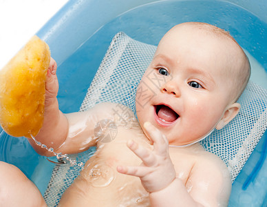 小女婴用海绵洗澡图片