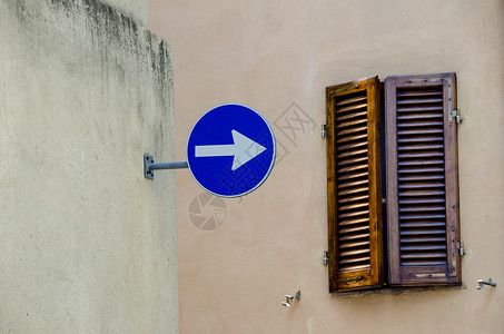 意大利旧窗户的单向标志图片