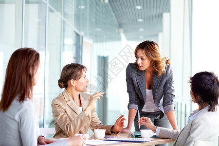 4名成功的女企业家在会议上互图片