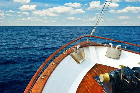 航行爱琴海的游船弓图片