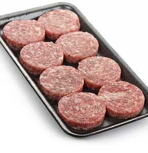 包装托盘中的生牛肉汉堡背景图片