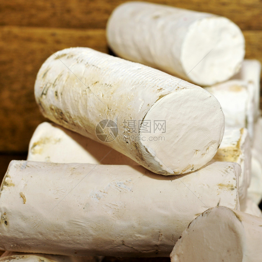 市场摊位上的一些手工山羊奶酪卷图片