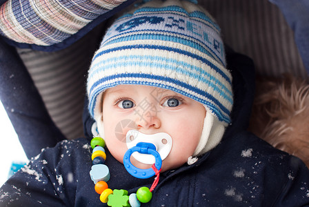 冬天下雪时小婴儿男图片