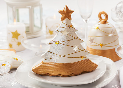 圣诞节的日餐桌白色和金色调的小树图片