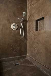 浴室棕墙上的洗手间背景图片