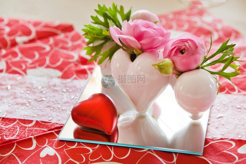 为浪漫情人节晚宴盛装的红衣花和桌布挂图片