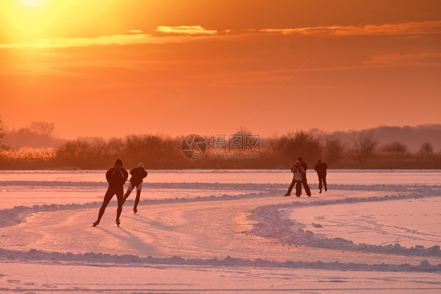 日落后荷兰的滑冰跑速者被图片