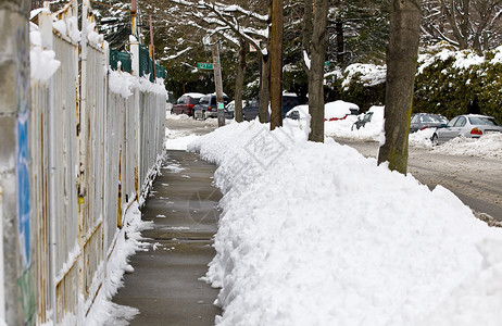 积雪覆盖的街道图片