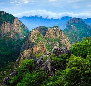 日出时山峰图片