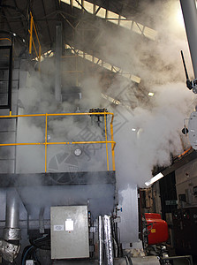 工业蒸汽锅炉上的蒸气泄漏一个水位图片