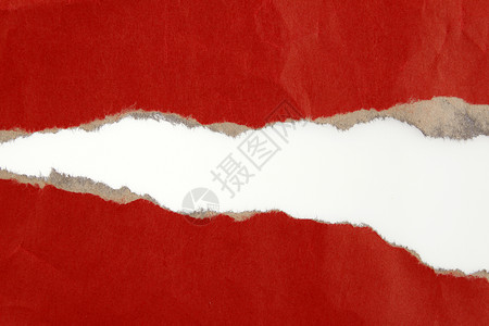 简单背景上用红纸撕开的洞图片