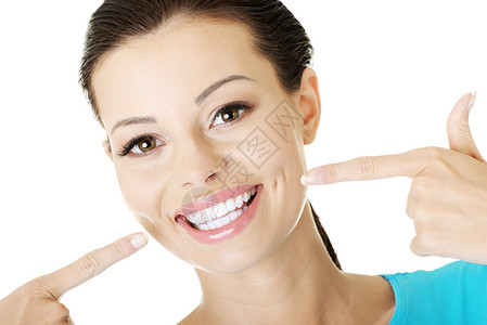 女人露出完美的洁白牙齿图片