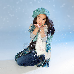 美丽的小女孩穿着温暖的雪衣图片