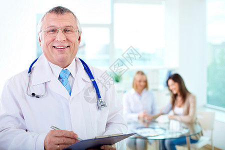 微笑的男执业医师在医院图片