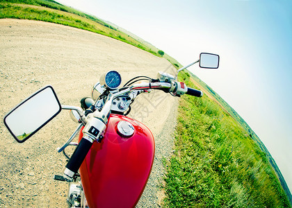 农村公路上一辆现代摩托车驾驶员驾驶图片