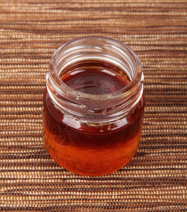 装满深色蜂蜜的玻璃罐图片