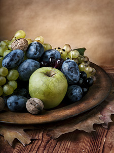 木盘中的秋季水果图片