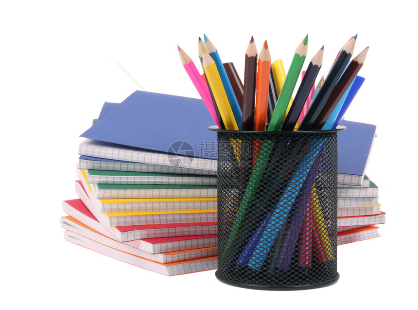 彩色练习本和带记号笔的铅笔图片