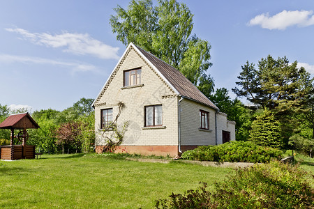 草绿坪离简单的欧洲农村住宅很近背景图片