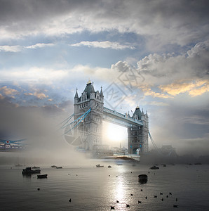 有雾的塔桥伦敦英国图片