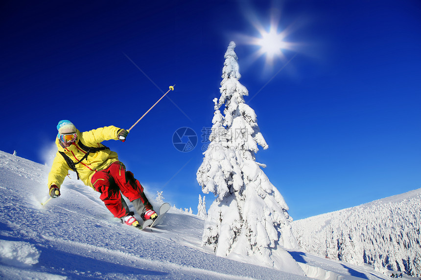 滑雪者在高山滑雪下坡图片