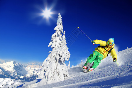 滑雪者在高山滑雪下坡图片
