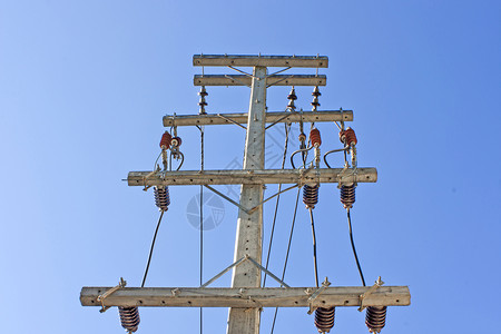 在芦苇沼泽上方的塔上的高压输电线路在戏剧图片