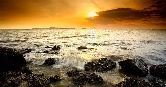 帕塔亚海滩的日落景点在泰国普吉海滩图片