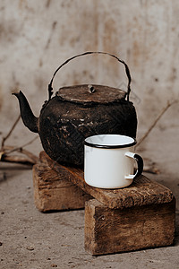 小木板凳上的酸奶茶壶和图片
