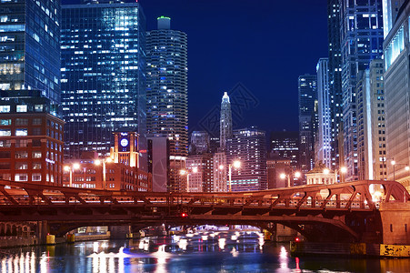 芝加哥河和市中心在晚上芝加哥市中心的夜间长时间曝光摄影富兰克林街大图片