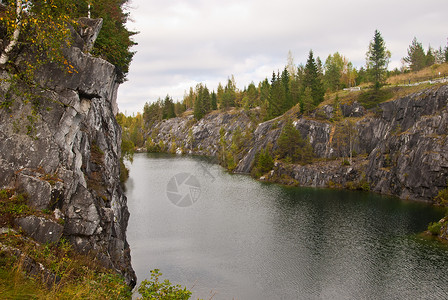 大理石岩中的森林湖景图片