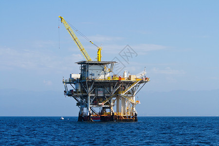 位于加利福尼亚南部海岸的大型太平洋海上石油钻井平台背景图片