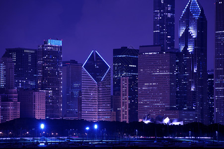 天黑后美丽的芝加哥天际线紫蓝色调芝加哥天际线水平照片美国伊利图片